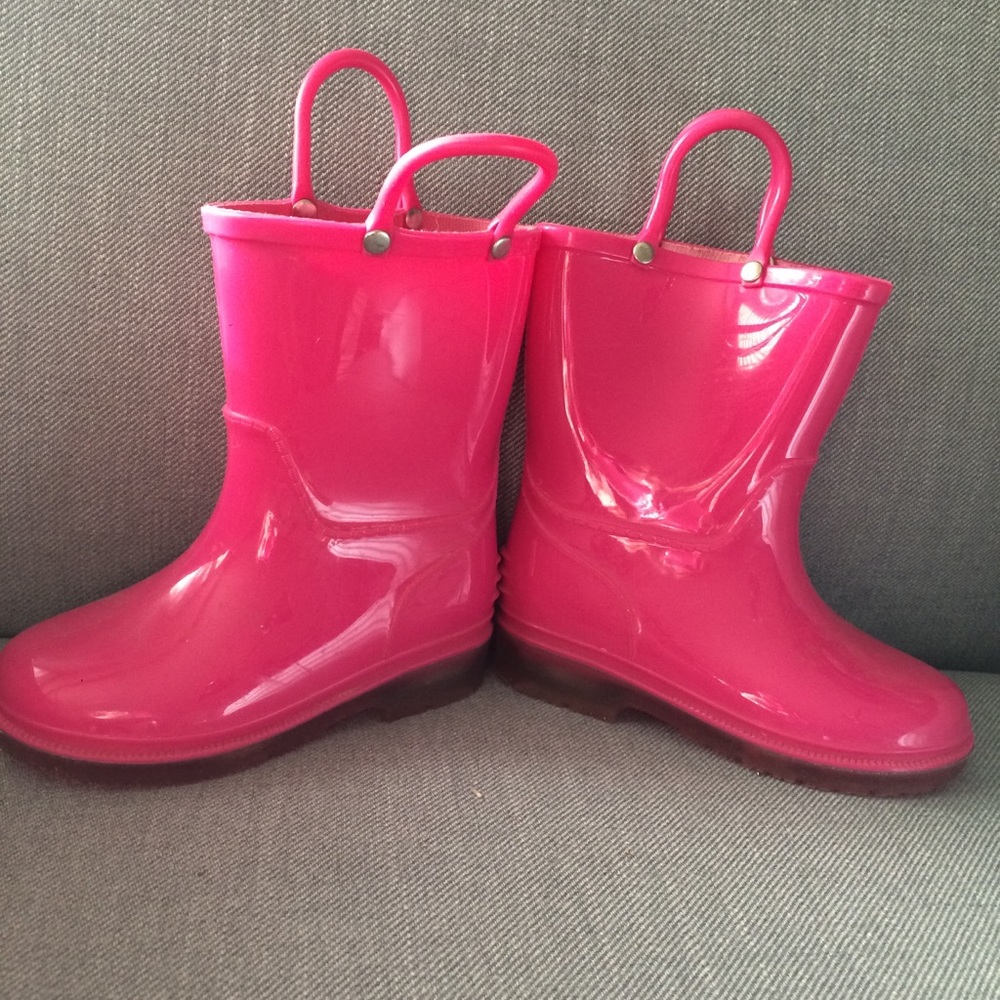 Light-up pink rain boots (8T), good condition.